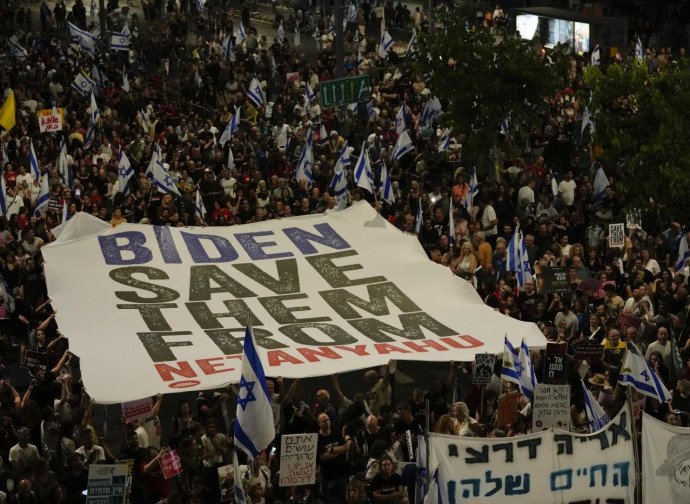 "Biden, salvali da Netanyahu!", la protesta a Tel Aviv per la liberazione degli ostaggi (La Presse)
