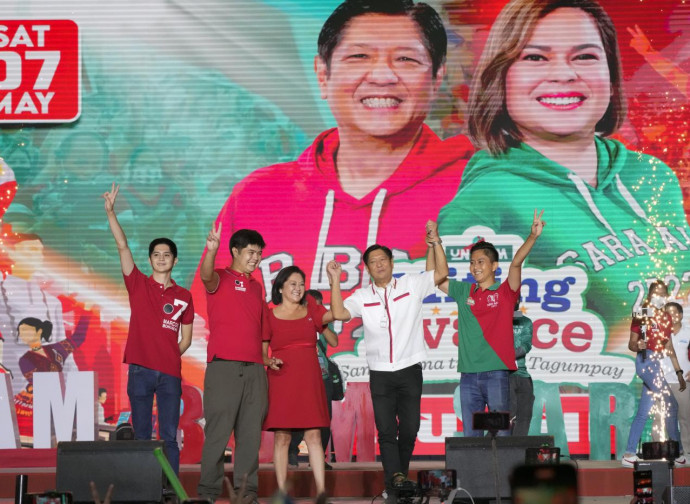 Ferdinand Marcos festeggia la vittoria nelle Filippine