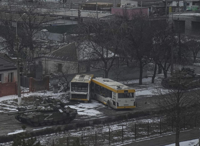 Mariupol, carri russi in città