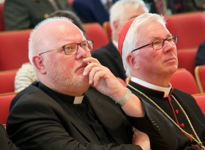 Il cardinale Marx (a sinistra), presidente dei vescovi tedeschi