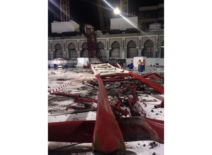 La gru caduta sulla grande moschea de La Mecca
