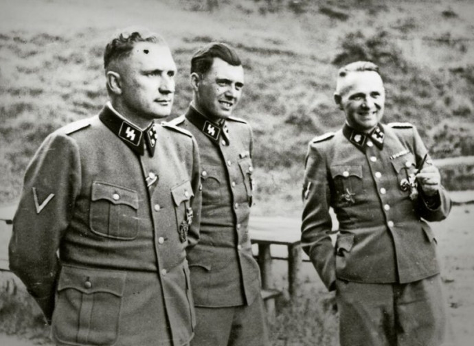 Josef Mengele (al centro)