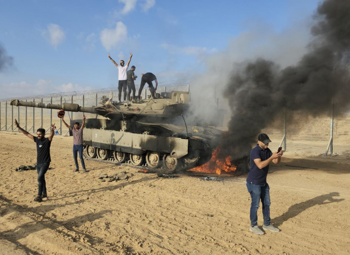 Attacco di Hamas, un carro israeliano distrutto a Khan Younis