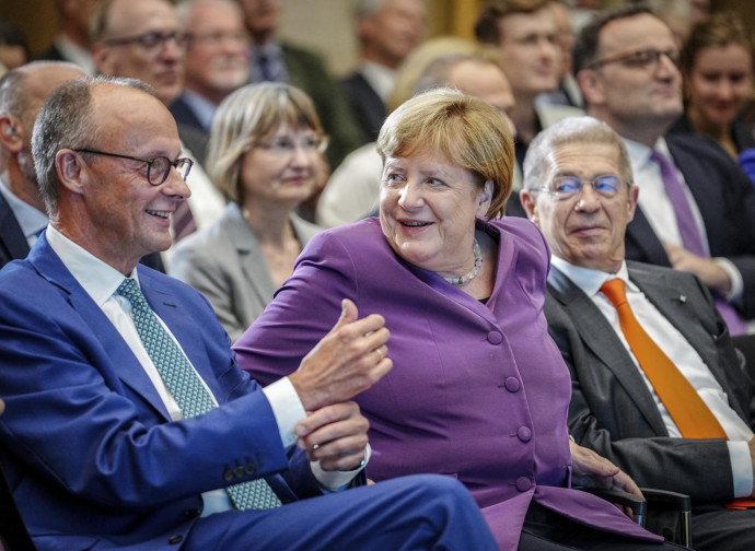 Friedrich Merz (a sinistra) e Angela Merkel (La Presse)