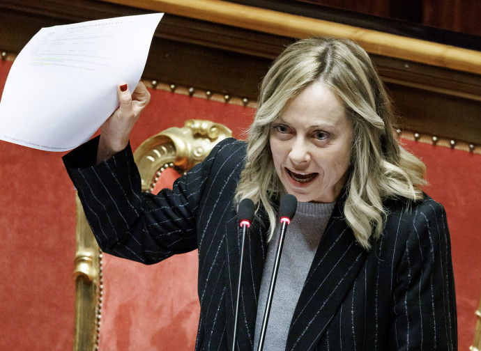 Giorgia Meloni sventola il trattato che istituisce il Mes (La Presse)
