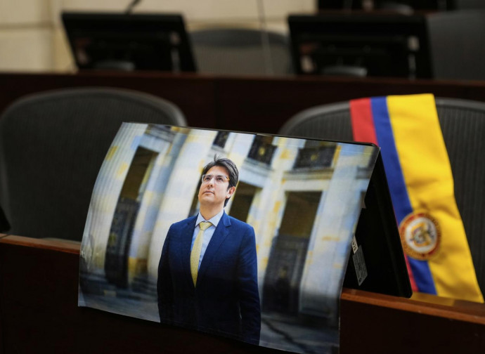 Miguel Uribe, la foto che lo ricorda nel suo seggio in Senato (La Presse) Miguel Uribe, la foto che lo ricorda nel suo seggio in Senato (La Presse)