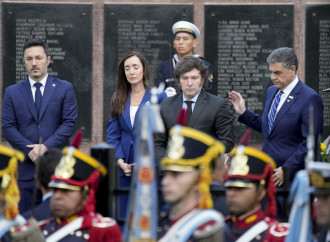 Javier Milei (al centro) al memoriale delle Falklands per l'anniversario (La Presse)