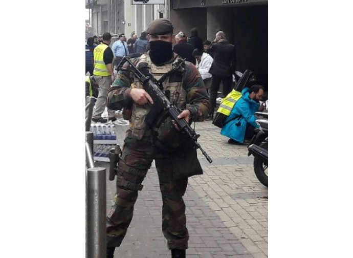 Militari presidiano la fermata di Maalbeek, Bruxelles