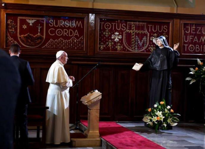 Papa Francesco prega sulla tomba di Santa Faustina Kowalska