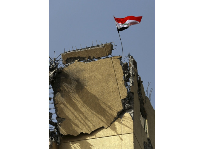 Mosul, bandiera irachena sull'ospedale