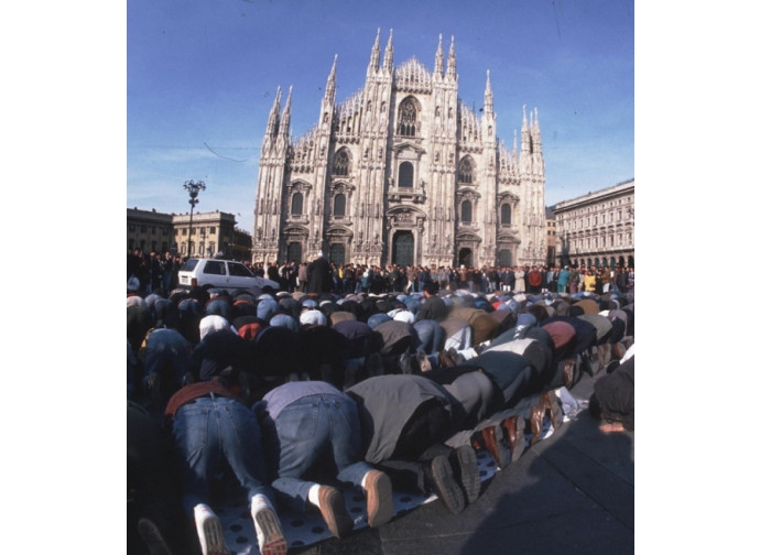 Musulmani in preghiera a Milano