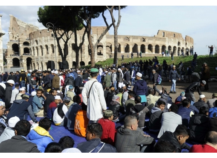 Musulmani in preghiera a Roma