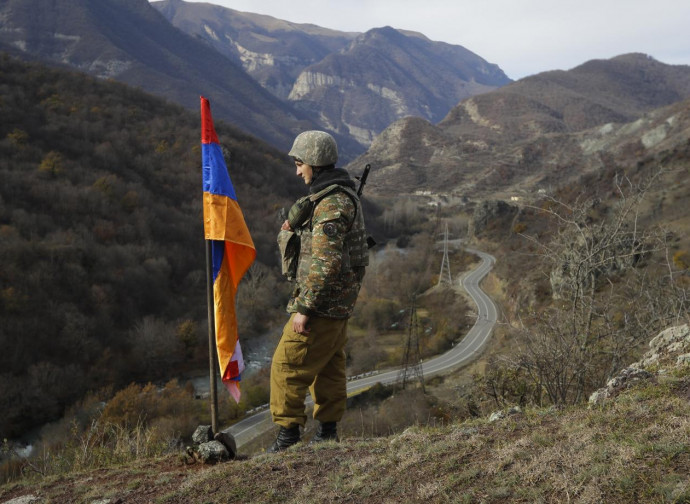 Militare dell'Artsakh al confine con l'Azerbaigian