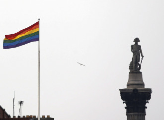 Bandiera Lgbt a Trafalgar Square, Londra (AP)
