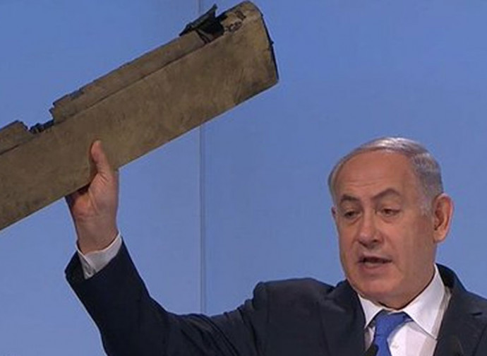 Netanyahu mostra, alla conferenza di Monaco, un pezzo del drone iraniano abbattuto