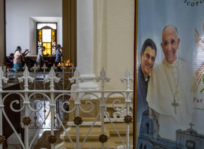 Nicaragua, una chiesa con un poster che ritrae mons. Alvarez e il Papa