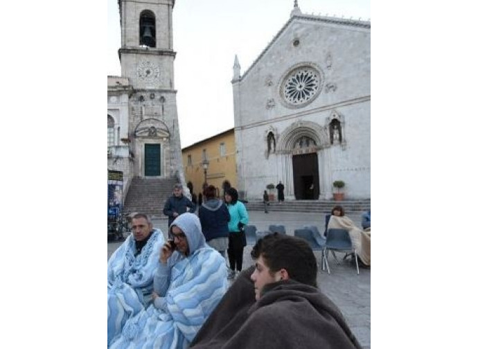 I norcini nella piazza davanti alla Basilica dove hanno pregato di notte con i monaci