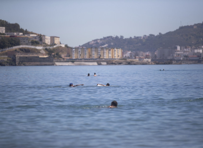 Emigranti nuotano verso Ceuta (AP)