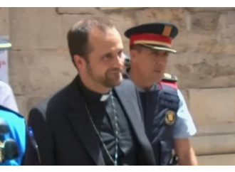 Spagna, gaystapo scatenata: vescovo sotto scorta. Intanto Avvenire...