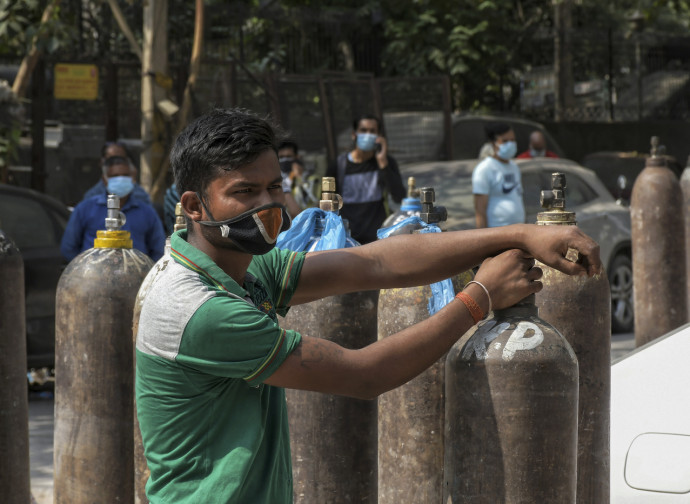 Delhi, scorta di bombole d'ossigeno