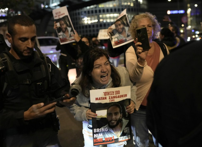 La protesta dei famigliari degli ostaggi (La Presse)