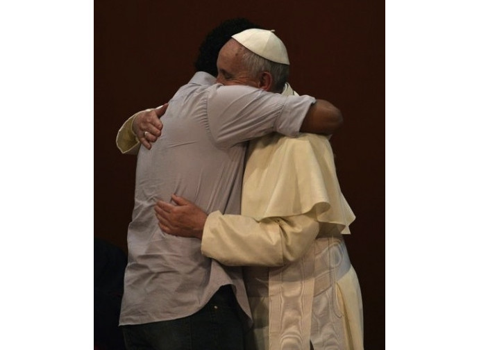L'abbraccio di papa Francdsco