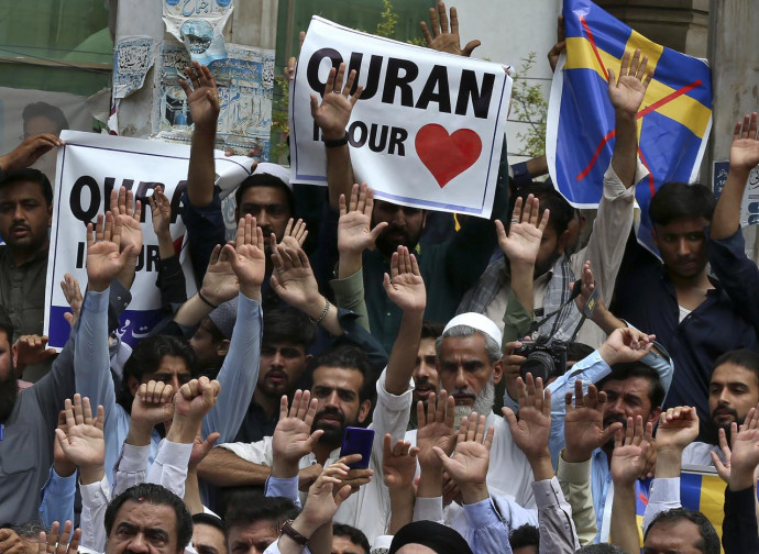 Pakistan, manifestazione contro il rogo del Corano in Svezia