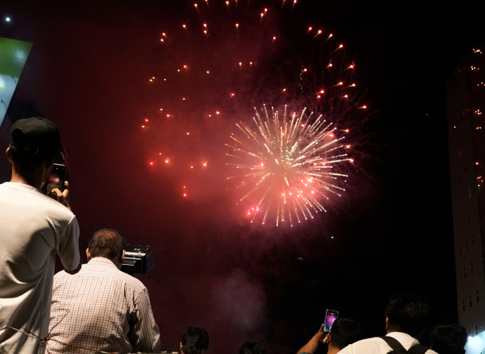 Fuochi d'artificio a Lahore (Pakistan) per celebrare la firma degli Accordi della Mecca (AP)