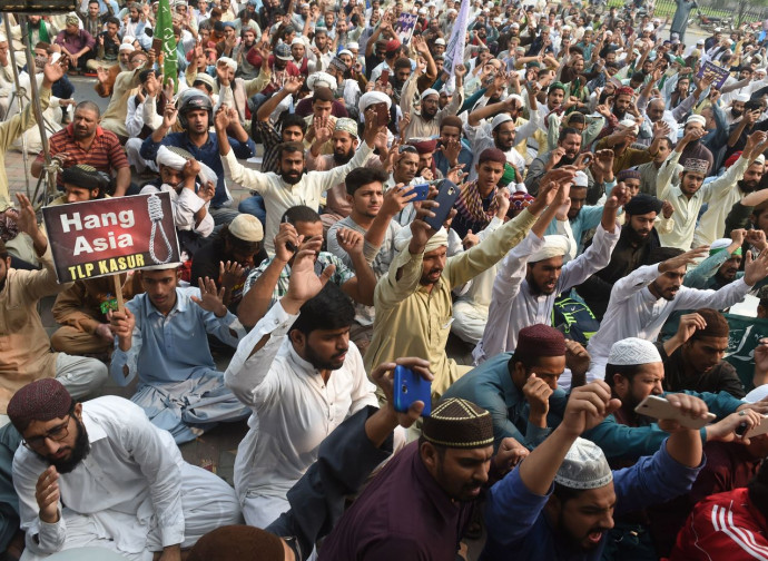 Manifestanti islamisti chiedono l'impiccagione di Asia Bibi