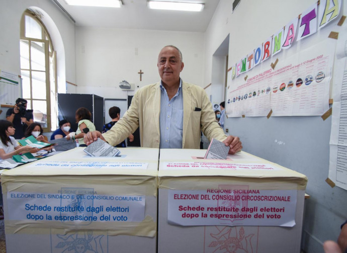 Il candidato sindaco Lagalla (cdx) vota a Palermo