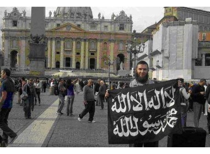Un musulmano in Piazza San Pietro con la bandiera del Califfato 