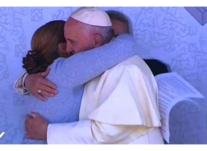 Papa Francesco abbraccia una detenuta a Ciudad Juarerz