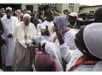 Il Papa saluta l'Africa: «No alla violenza in nome di Dio. C'è il Diavolo dietro gli eccidi e il terrorismo»