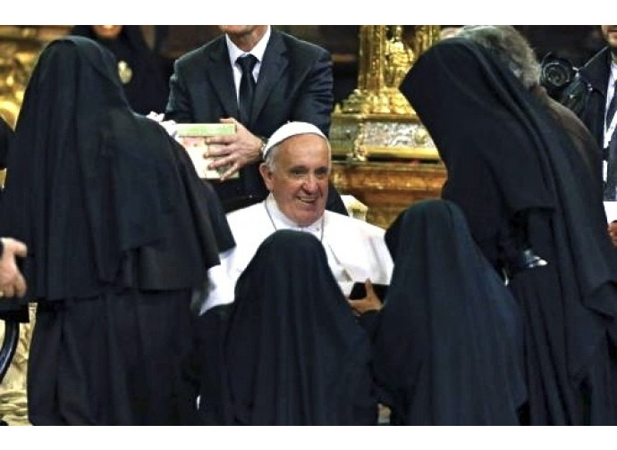 Papa Francesco tra le suore di clausura di Napoli