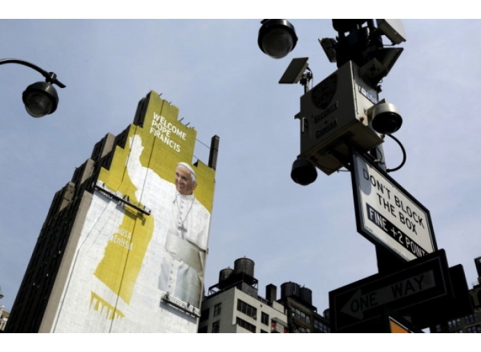 La gigantografia che annuncia la visita di papa Francesco a New York