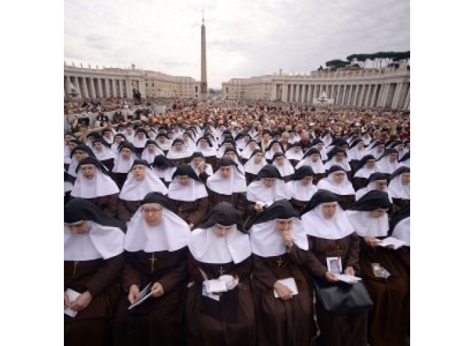 La folla di suore in piazza San Pietro per la canonizzazione di suor Maria dell'Immacolata Concezione