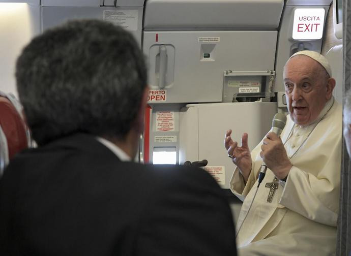 Papa Francesco durante la conferenza stampa in aereo