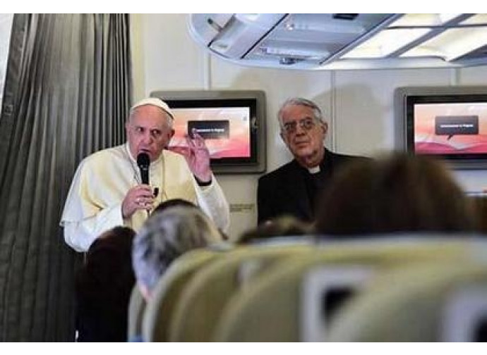 Il Papa sull aereo per le Filippine
