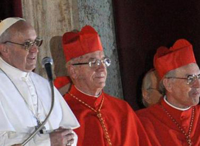Il cardinale Hummes a fianco di papa Francesco