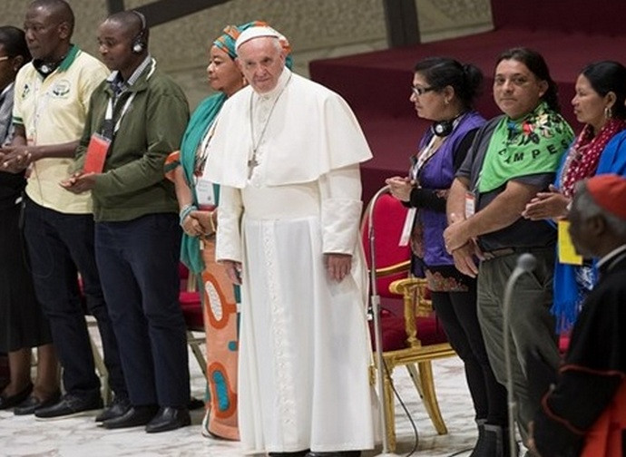 Papa Francesco in un incontro con i movimenti popolari
