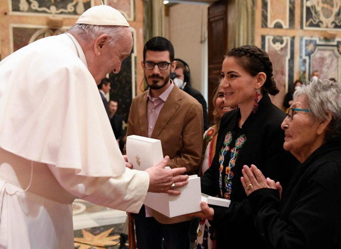 Il Papa in Vaticano con delegazioni di indigeni_aprile 2022 (foto Vatican Media)
