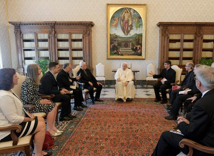 Il Papa con i direttori delle riviste gesuite