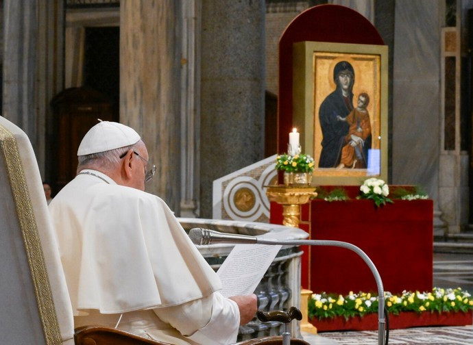 Il Papa al rosario per la pace in Santa Maria Maggiore