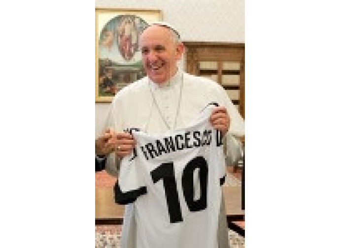Papa Francesco e la sua maglia