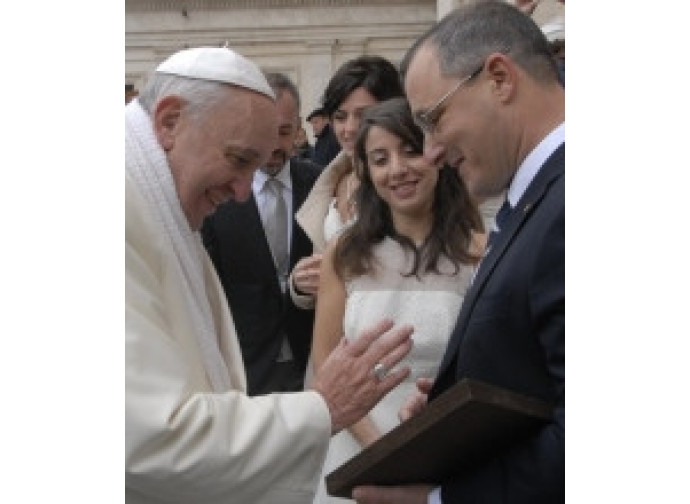 Papa Francesco con una coppia di giovani sposi