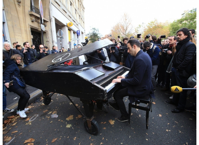 Pianoforte suona per le vittime del Bataclan, Parigi