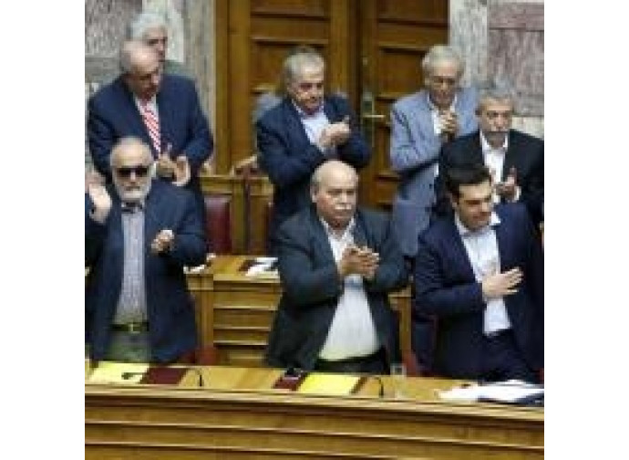 Il parlamento greco dopo il voto a favore del referendum