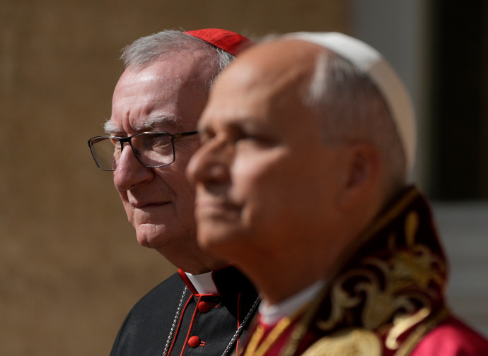Mons. Pietro Parolin e Papa Leone XIV (AP)