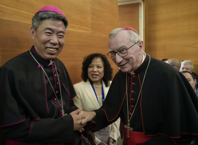 Monsignor Shen Bin e il cardinale Parolin - LaPresse