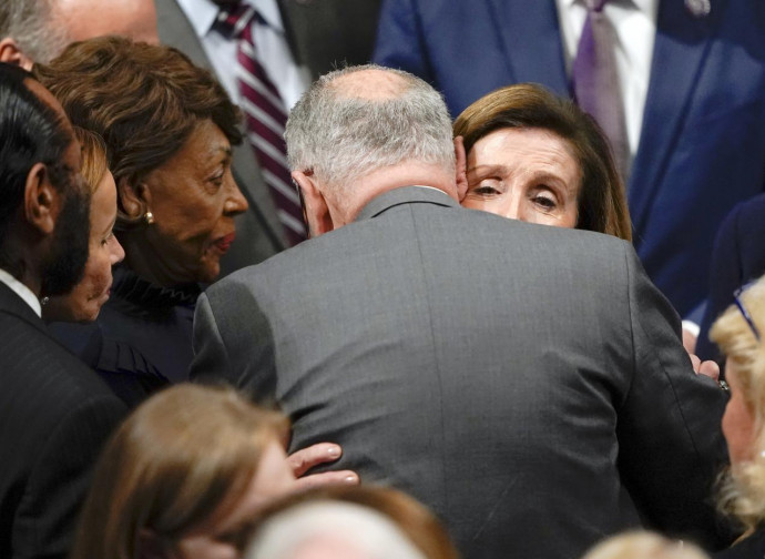 Nancy Pelosi abbraccia Chuck Schumer dopo l'annuncio delle dimissioni